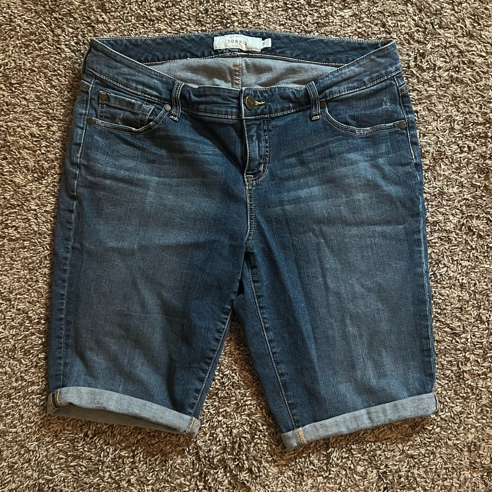 Torrid Bermuda Jean shorts size 14